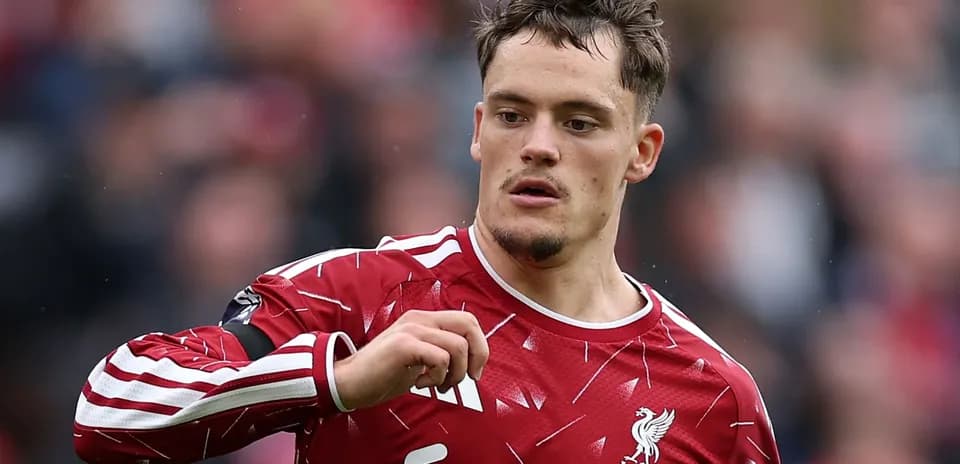 Futbolchi Liverpool formasi bilan harakatda