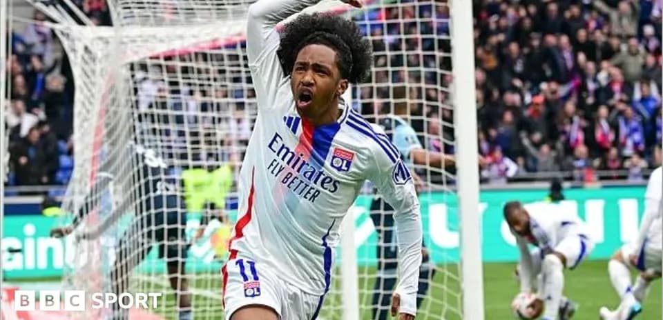 O'yinchi gol urib, nishon bilan qiyofada