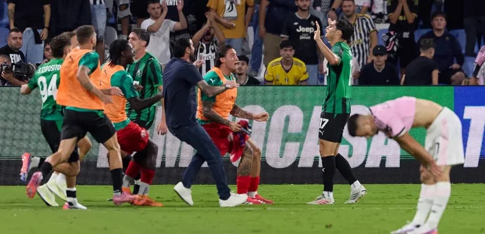 Sassuolo players celebrating near defeated opponents
