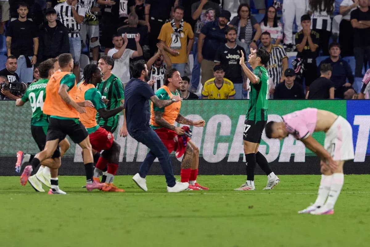 Sassuolo players celebrating near defeated opponents