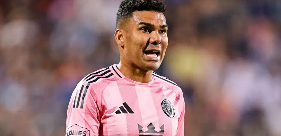 Futbolchi o'yin davomida jamoaga ko'rsatma berayotgan