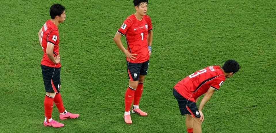 Koreya futbolchilarining maydonda turishi