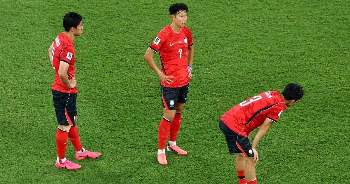 Koreya futbolchilarining maydonda turishi