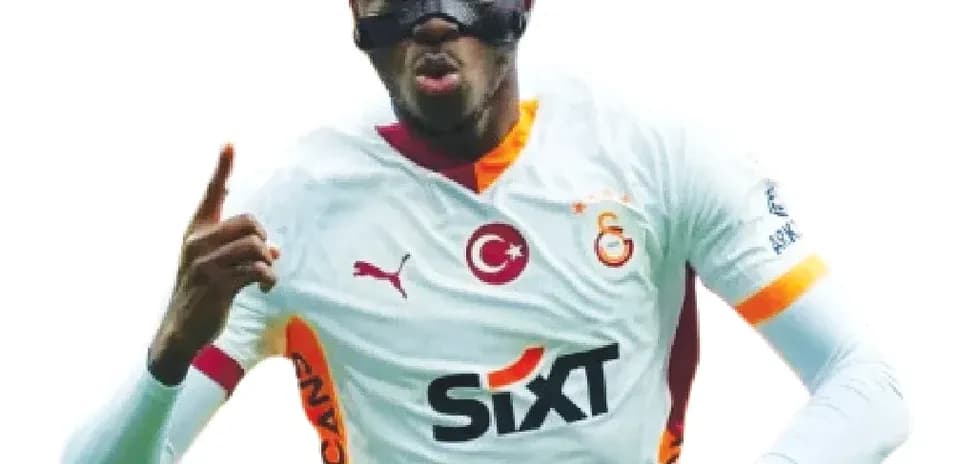 Futbolchi gol urishdan keyin qo'l ko'taradi