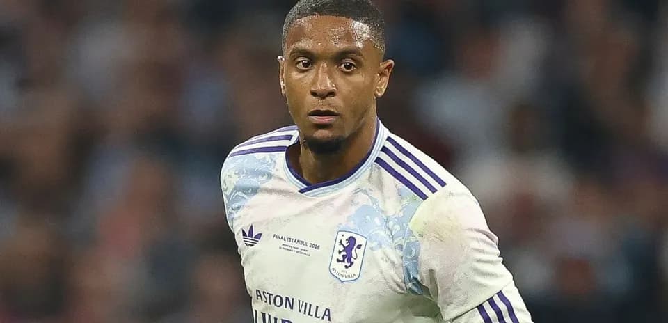 Futbolchi Aston Villa formasida maydonda harakatda