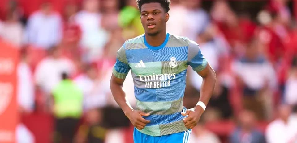 Futbolchi maydonga chiqayotgan Real Madrid o'yinchisi