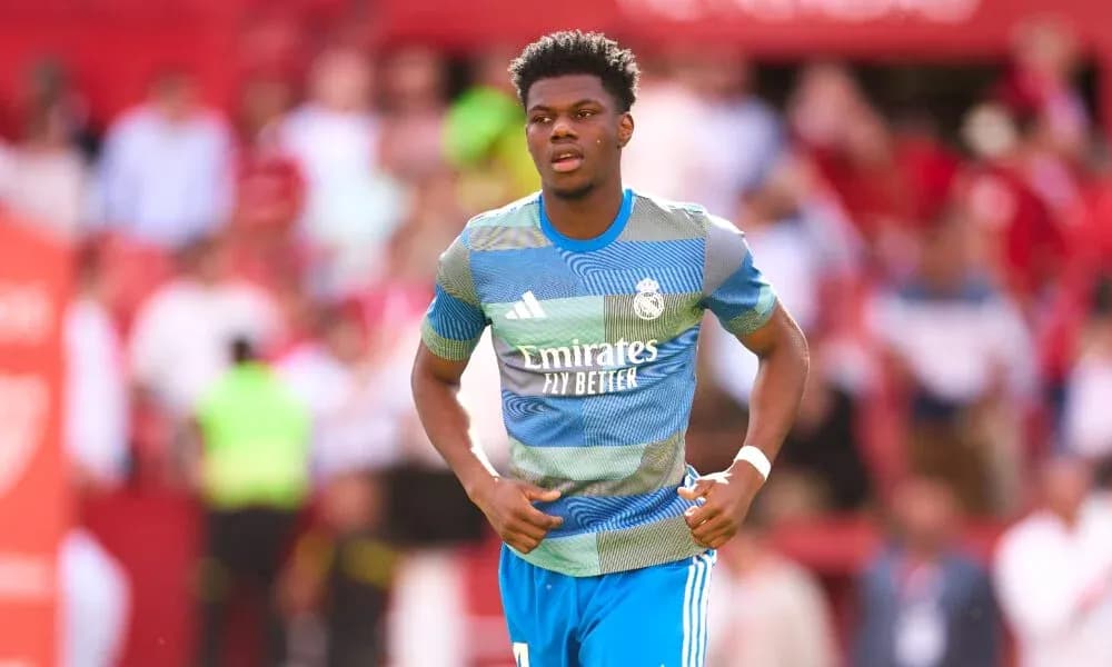 Futbolchi maydonga chiqayotgan Real Madrid o'yinchisi Futbolchi maydonga chiqayotgan Real Madrid o'yinchisi