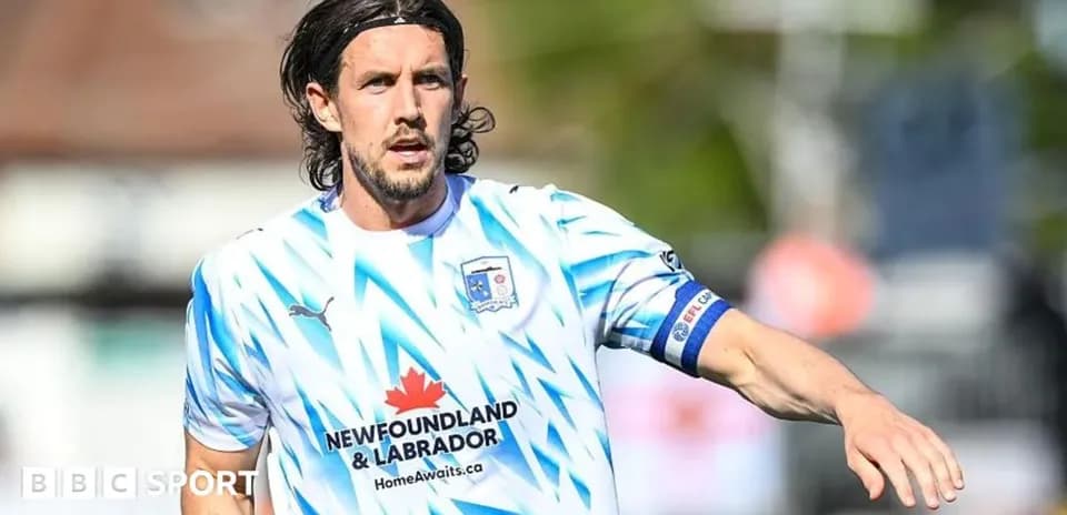 Futbolchi maydonda harakatlanmoqda, ko'ylakda