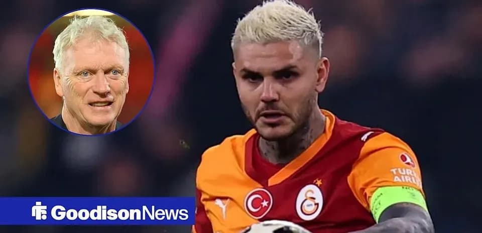 Futbolchi Galatasaray formasida to'pni ushlamoqda