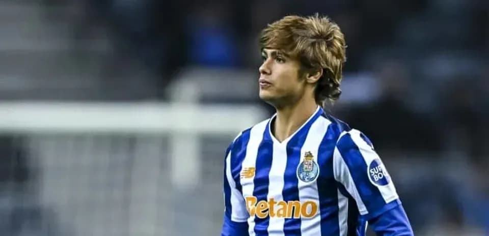 Futbolchi FC Porto formasida maydonda turibdi