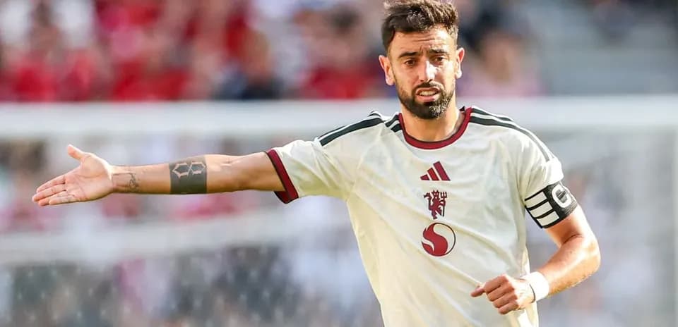 Futbolchi maydonda jamoa a'zolariga ko'rsatma berayotgan
