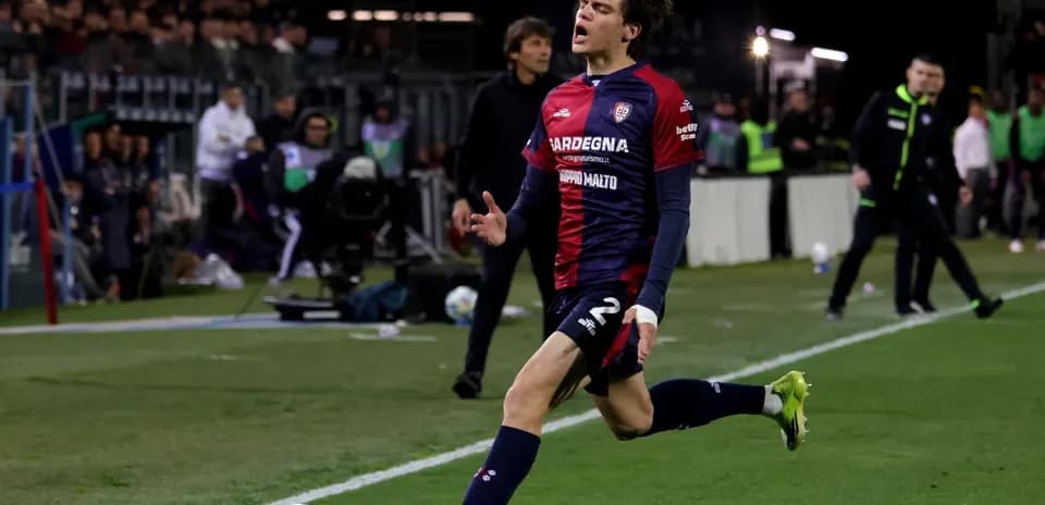Futbolchi maydonda to'pga zarba berayapti