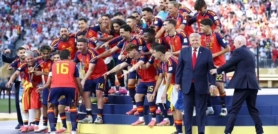 Ispaniya futbol jamoasi kubok bilan sahnada