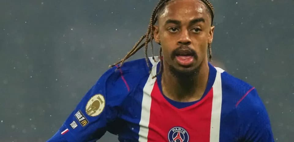 Futbolchi PSG formasida maydonda harakatda