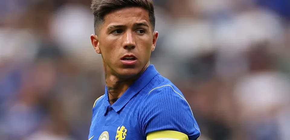 Futbolchi kapitanlik tasmasi bilan maydonda
