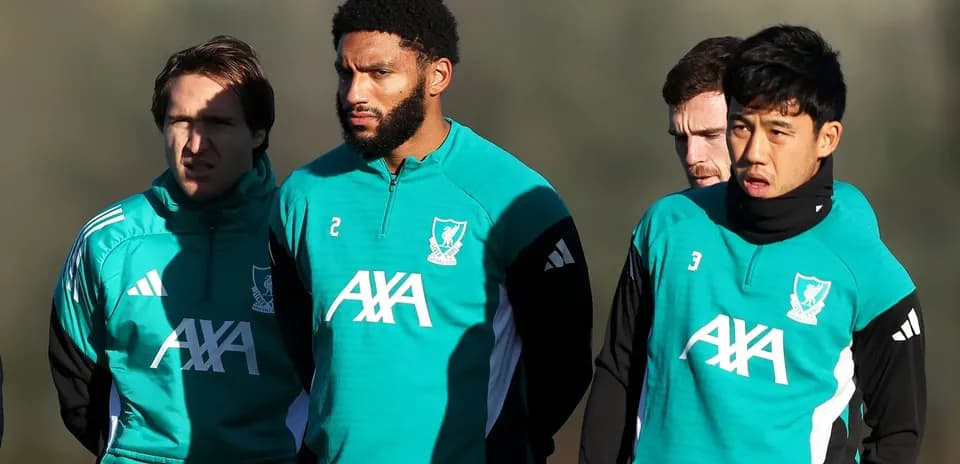 Futbolchilar mashg'ulotda, jamoa kiyimida