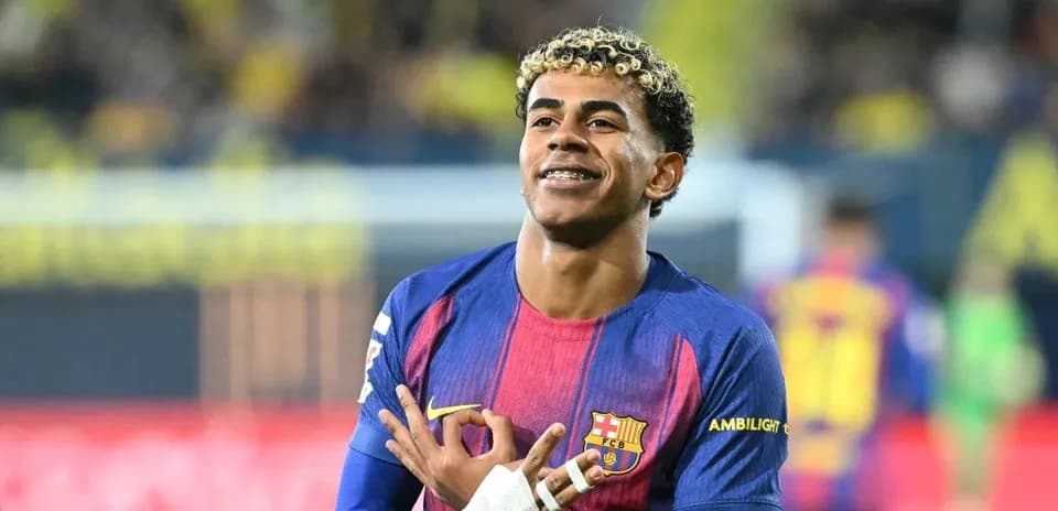 Futbolchi gollarni nishonlagan holda tabriklayapti