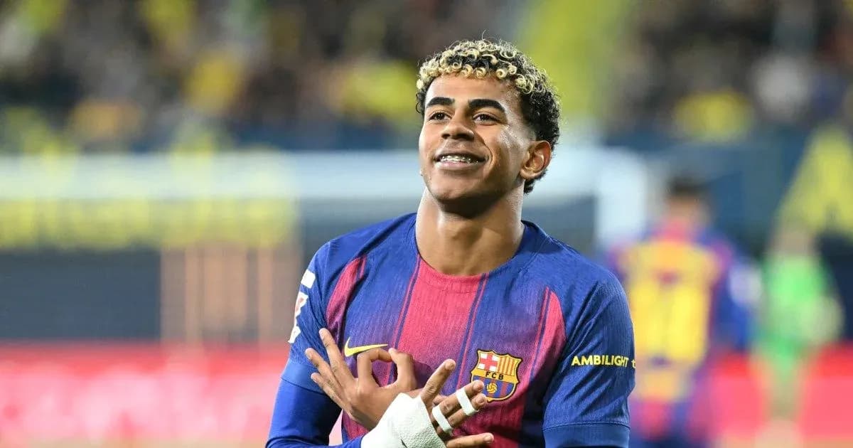 Futbolchi gollarni nishonlagan holda tabriklayapti