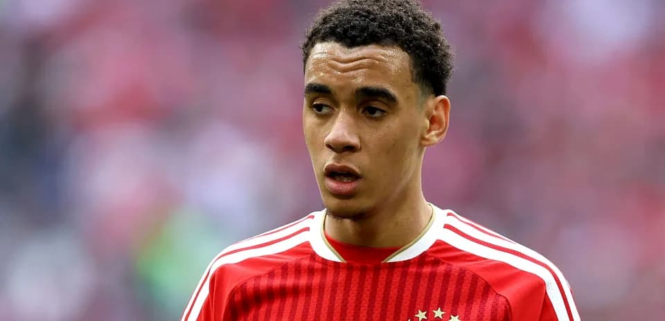 Futbolchi Bayern Munich formasida maydonda