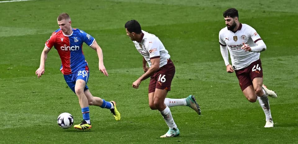 Crystal Palace player dribbling past two defenders