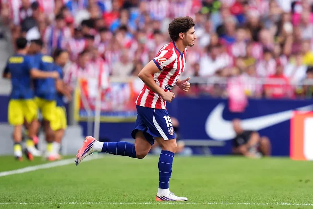 Futbolchi maydonda yugurayotgan, atletik ko'ylakda