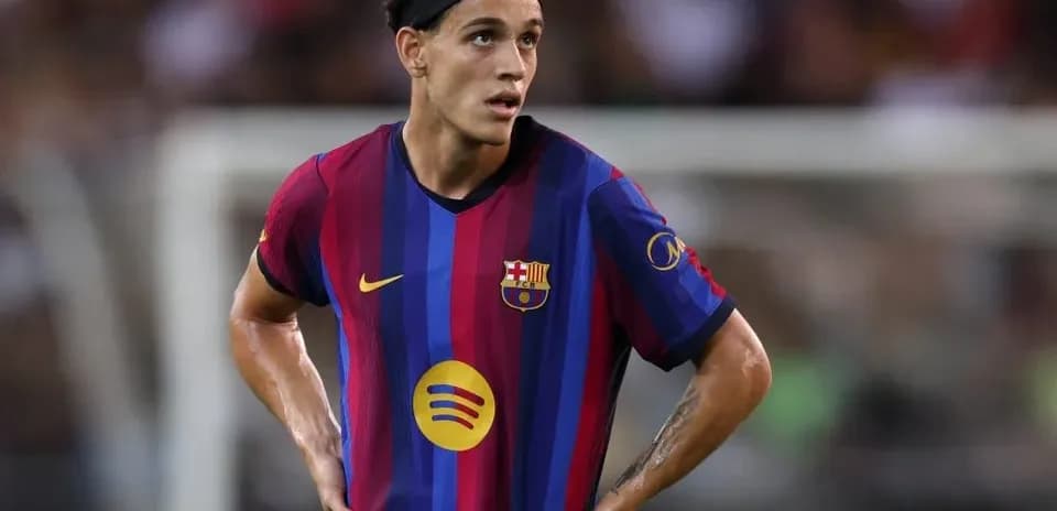 Futbolchi Barcelona formasida maydonda turibdi