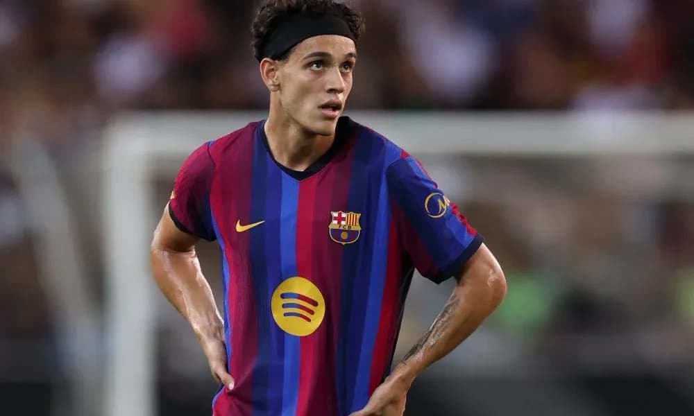 Futbolchi Barcelona formasida maydonda turibdi