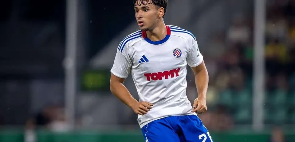 Futbolchi TOMMY ko'ylagi kiygan maydonda harakatda