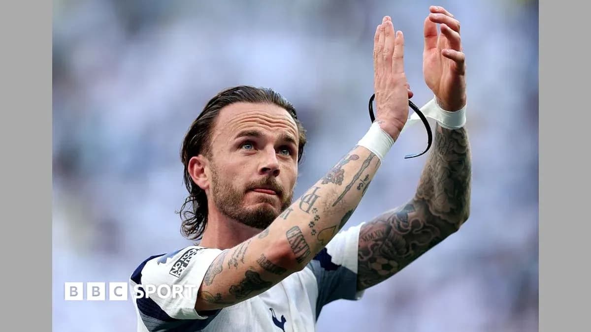 Futbolchi muxlislar bilan xayrlashmoqda