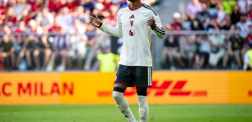 Futbolchi maydonda raqobatlashayotgan paytda