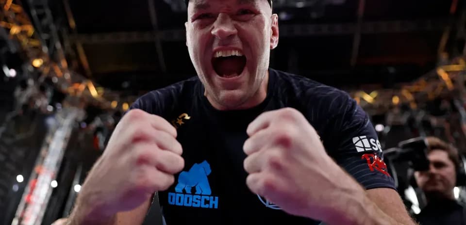 Bokschi g'alaba qozongan jangchi qichqirayotgan