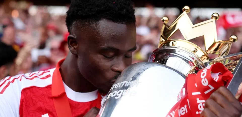 O'yinchi Premier League kubogini o'pmoqda