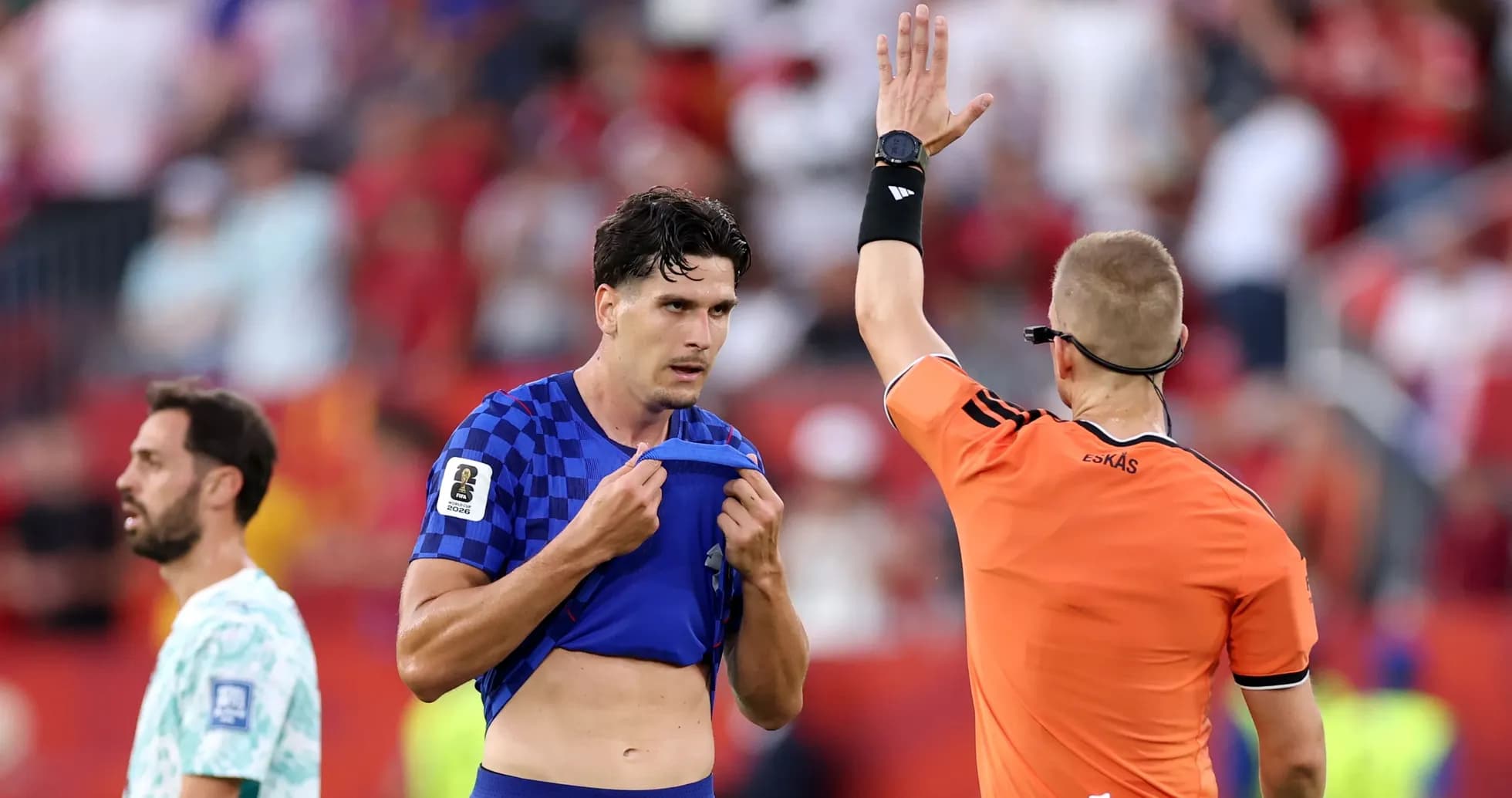 O'yinchi hakamga kartochka ko'rsatmoqda