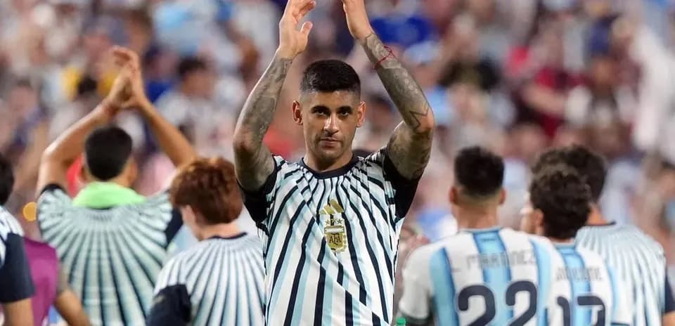Futbolchi jamoasi oldida qo'l silkitayotgan o'yinchi