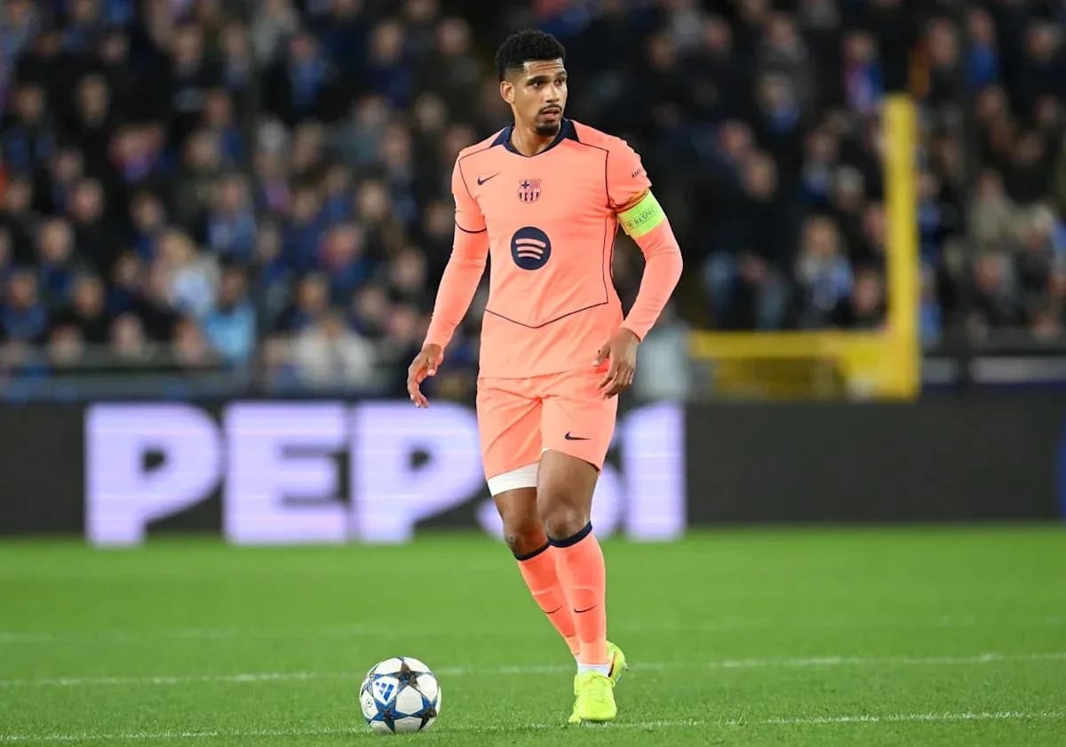 Futbolchi to'p bilan maydonda harakatlanmoqda