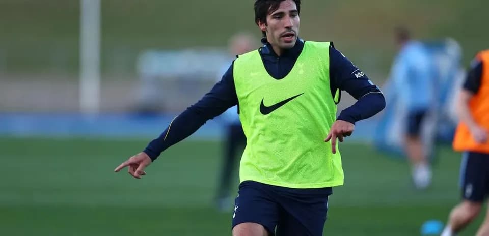 Futbolchi mashg'ulotda harakat qilmoqda