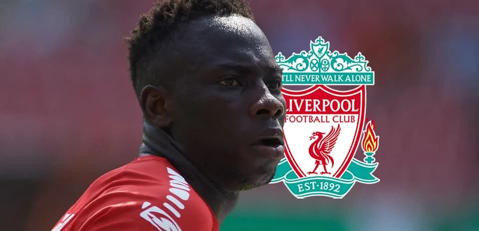Futbolchi Liverpool formasida o'yin maydonida