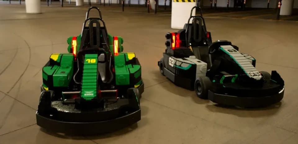 Ikkita go-kart stolda joylashgan