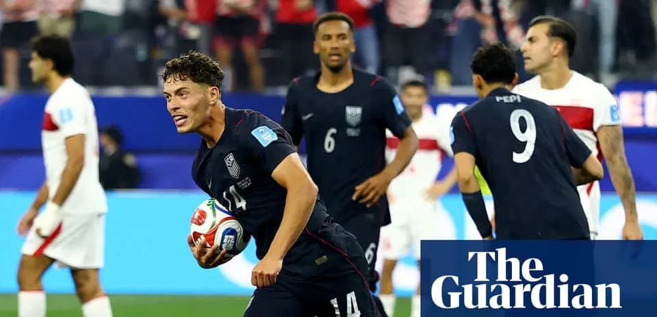 Futbolchilar to'p bilan maydonda harakatda