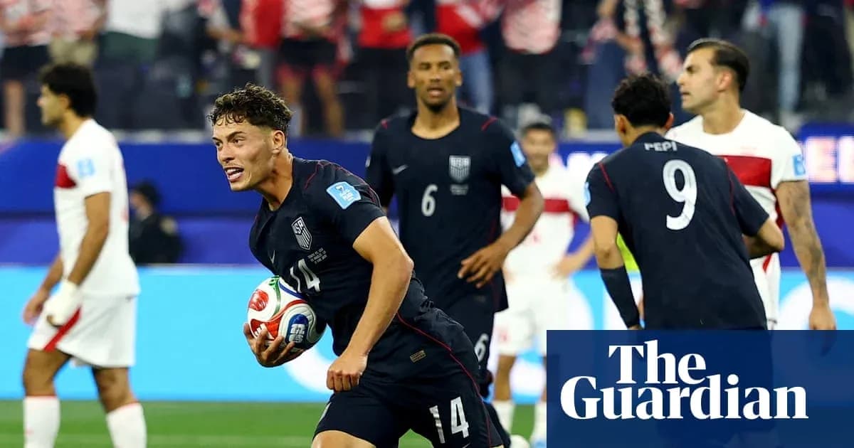 Futbolchilar to'p bilan maydonda harakatda