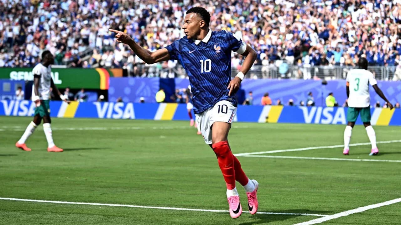 Fransiya futbolchisi gol urayotgan paytda