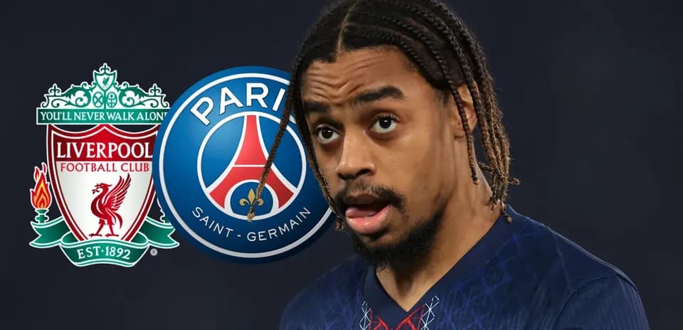 Futbolchi, Liverpool va PSG logotiplari orqasida