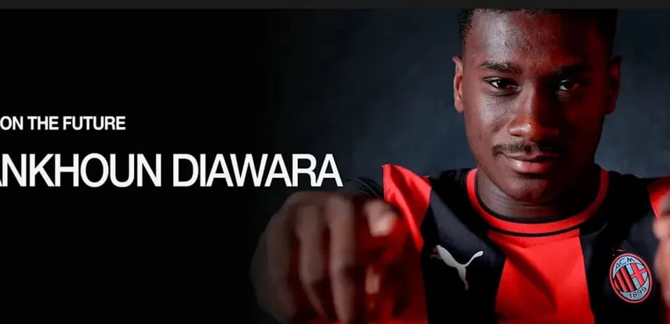 Futbolchi Sankhoun Diawara pointing at camera
