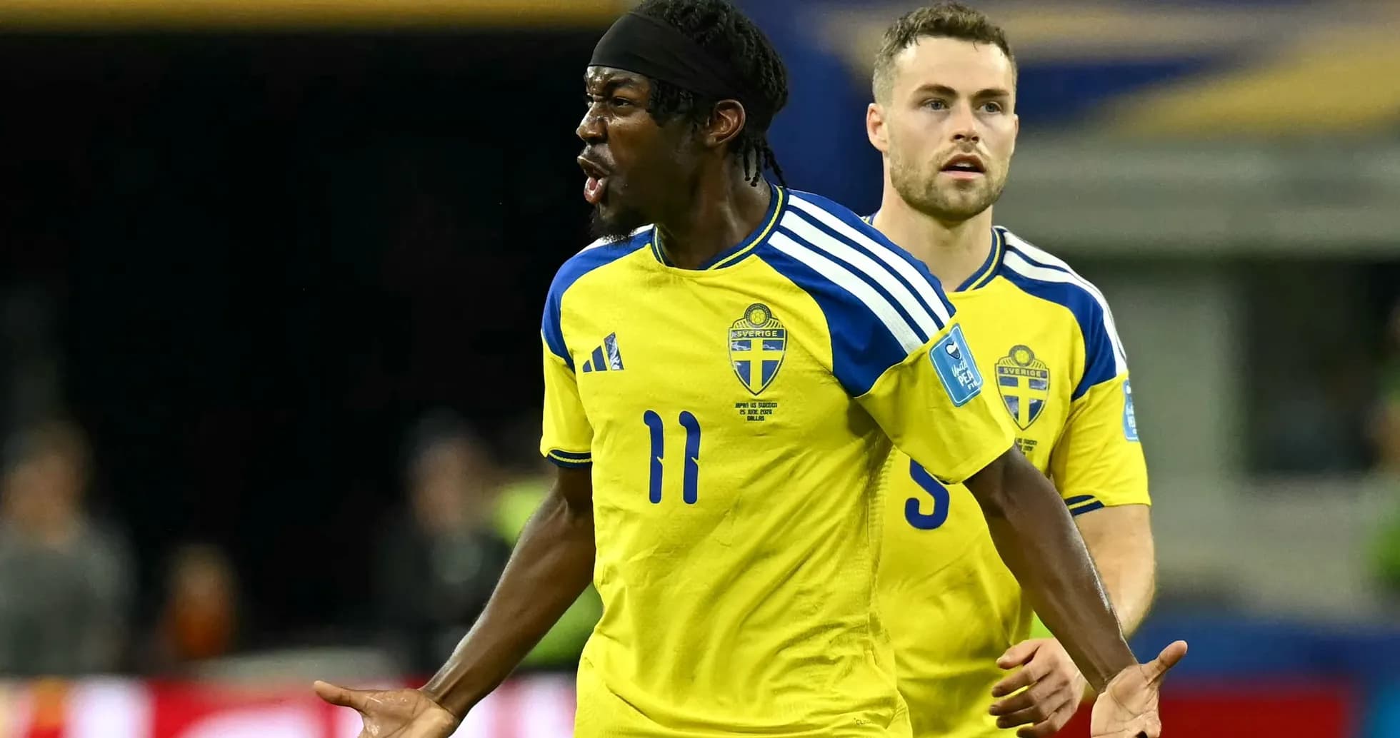 Ikkilarga qarab gapirayotgan futbolchi jamoa formasida