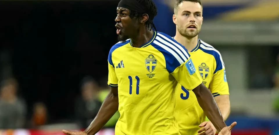 Ikkilarga qarab gapirayotgan futbolchi jamoa formasida