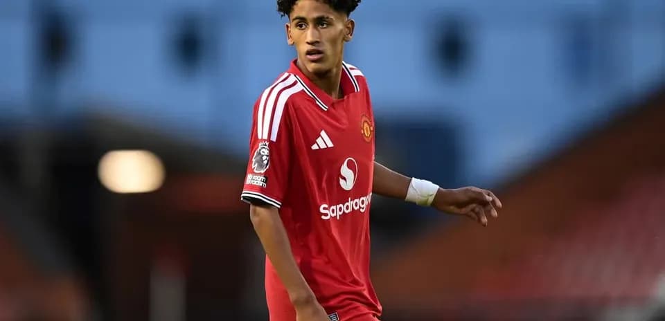 Futbolchi Manchester United formasida maydonda