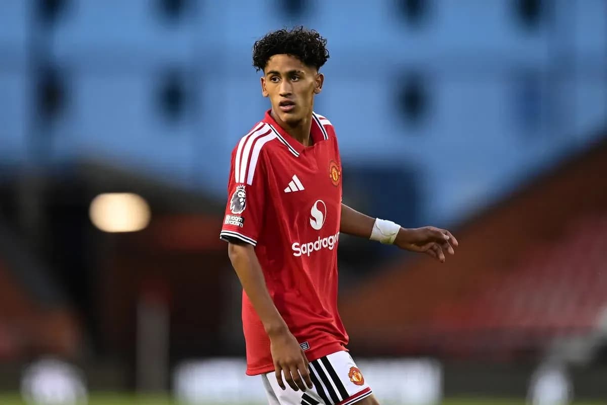 Futbolchi Manchester United formasida maydonda