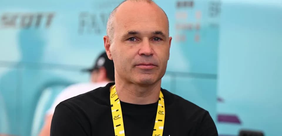 Man with a yellow lanyard at cycling event