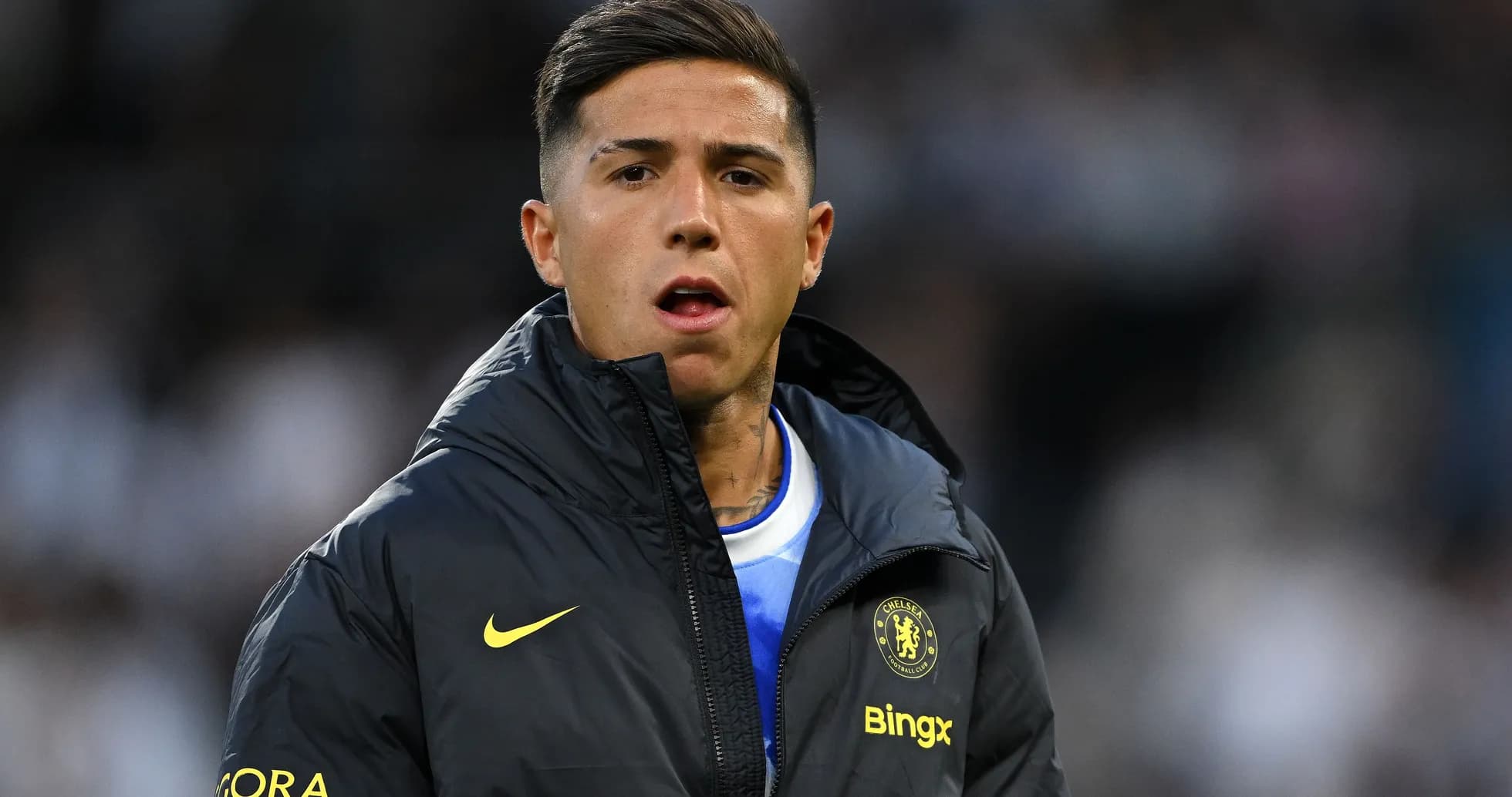 Futbolchi Chelsea formasida o'yin oldidan tayyorgarlikda