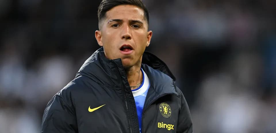 Futbolchi Chelsea formasida o'yin oldidan tayyorgarlikda